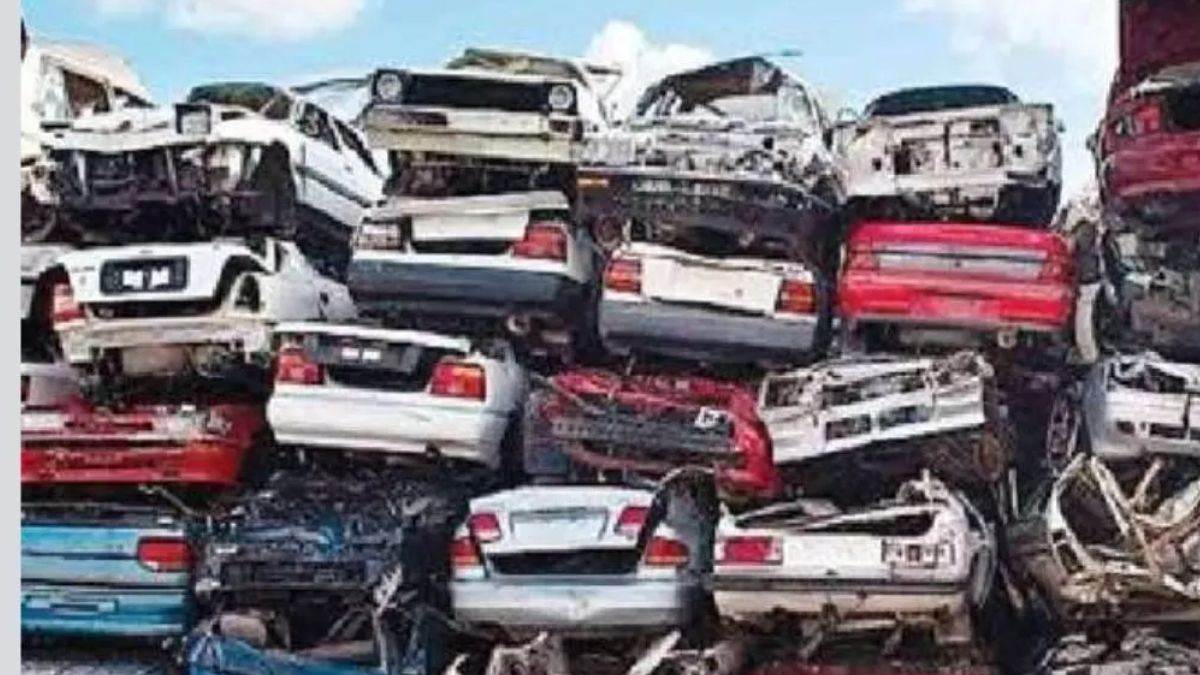 https://www.jagranimages.com/images/newimg/20122023/20_12_2023-scrap_car_23609806.jpg