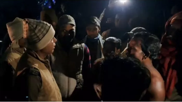 आक्रोशित प्रदर्शनकारी को समझाते स्थानीय थाना अध्यक्ष। (जागरण फोटो)