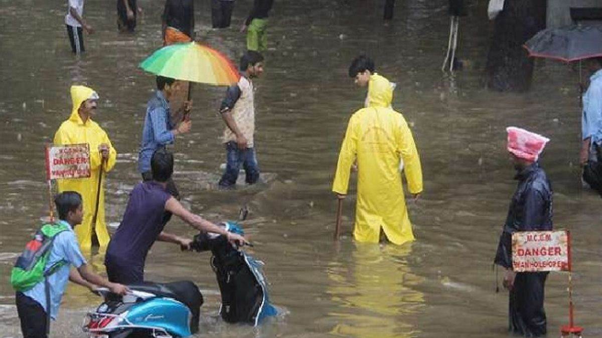 tamil nadu rain 10 people died 17 thousand people living in camps and 809 stranded train passengers were rescued safely