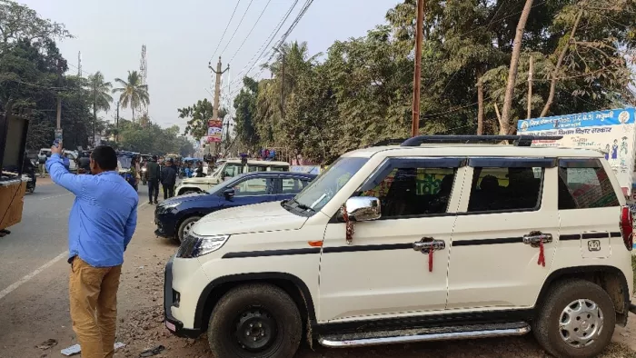 समाहरणालय के सामने खड़े वाहनों पर लगे जुर्माने की पर्ची। जागरण