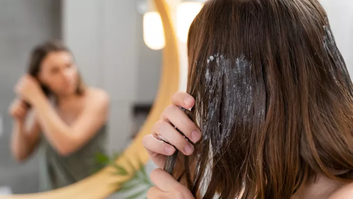 Vaseline Hair Care: बालों में वैसलीन लगाने के फायदे