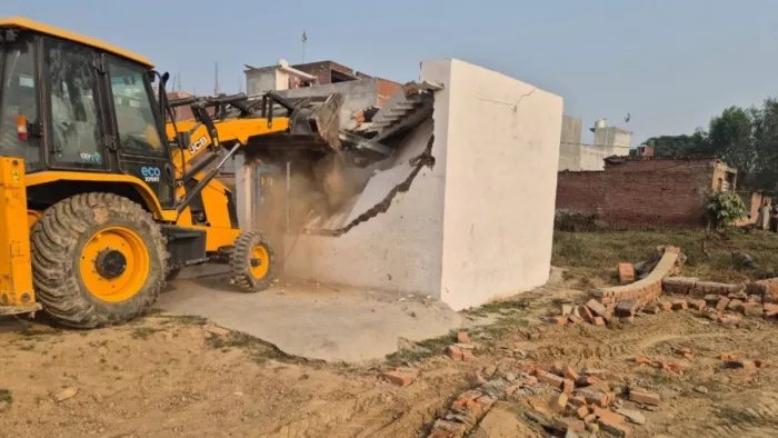राहपुरा चौधरी में अवैध निर्माण को ध्वस्त करता बीडीए का बुलडोजर। सौ. बीडीए