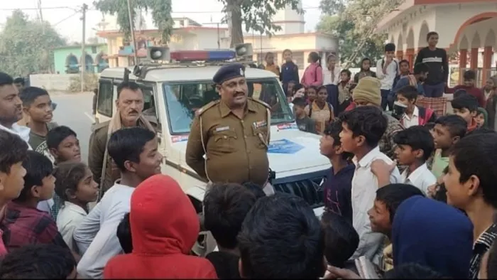 अंडे के लिए सड़क पर उतरे छात्र (जागरण)