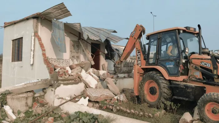 अवैध कालोनी में बनाए गए कालोनाइजर के कार्यालय को तोड़ता जीडीए का बुलडोजर