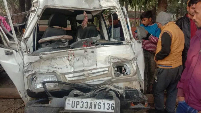 हादसे के बाद बुरी तरह क्षतिग्रस्त स्कूल वैन।