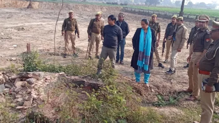 संभल के कब्रिस्तान पहुंची SDM वंदना मिश्रा। जागरण