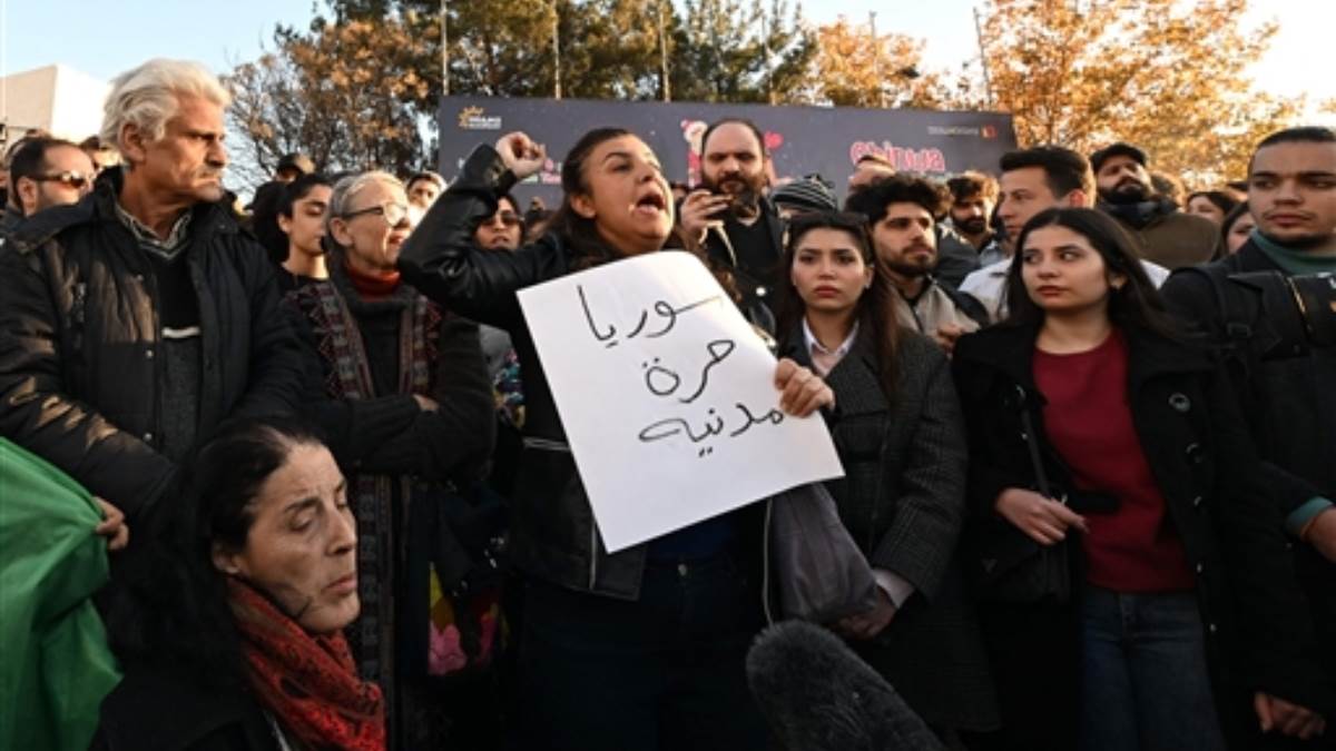 https://www.jagranimages.com/images/newimg/20122024/20_12_2024-syria_protest_23852258.jpg