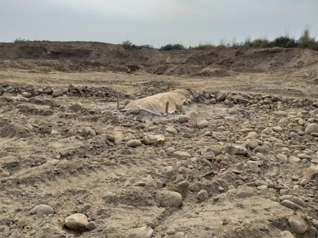 खनन माफिया ने श्मशान घाट की भूमि खोद डाली, ग्रामीणों में रोष