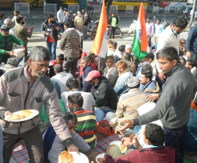 विधायक प्रमोद विज के कार्यालय के बाहर सब्जी विक्रेताओं को खाना दिया गया।