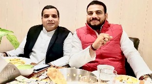 सपा नेता धर्मेंद्र यादव संग ब्रजेश। इंटरनेट मीडिया साभार