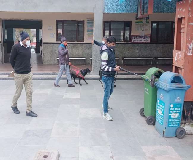 बहादुरगढ़ के रेलवे स्‍टेशन पर सुरक्षा के चलते जांच करते हुए डॉग स्‍क्‍वायड व बम स्‍क्‍वायड की टीम