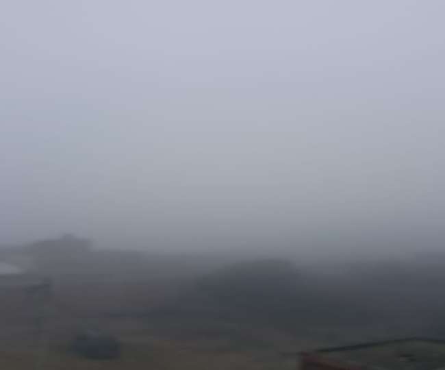 Weather in Agra Today: आगरा में शुक्रवार सुबह घना कोहरा छाया रहा।