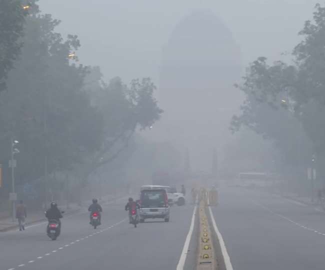 राजधानी दिल्ली को घने कोहरे ने अपनी आगोश में लिया, शीतलहर ने बढाई ठंड, visibility घटकर 50 मीटर पहुंची - Dense fog enveloped the capital Delhi, cold wave increased the cold, visibility reduced to 50 meters
