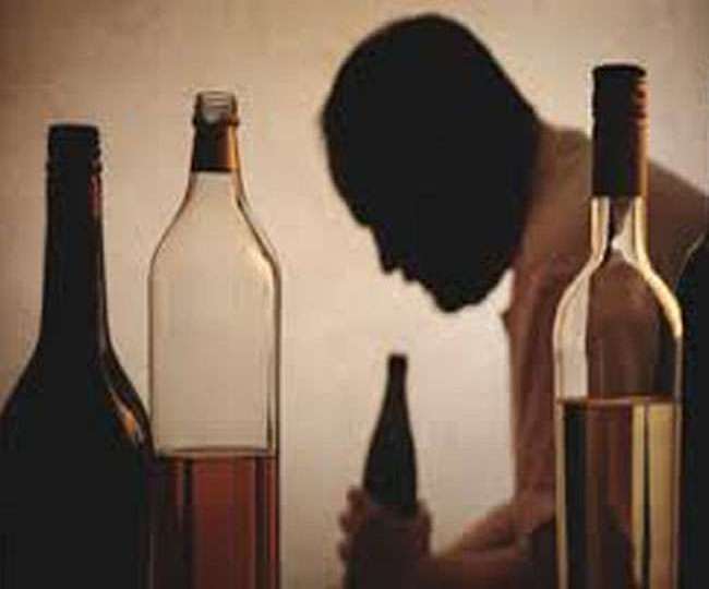 बिहार के सारण में जहरीली शराब पीने से 18 की अबतक मौत हो गई है। सांकेतिक तस्वीर।