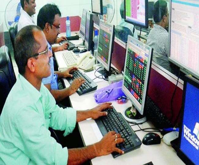 गुरुवार को नेशनल स्टॉक एक्सचेंज का निफ्टी 181.40 अंक यानी 1.01 प्रतिशत का गोता लगाकर 17,757.00 अंक पर बंद हुआ।