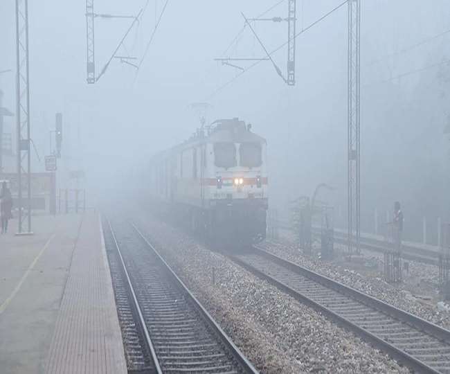 कोहरे के कारण दिल्ली आने वाली अधिकांश ट्रेन लेट (फाइल फोटो)