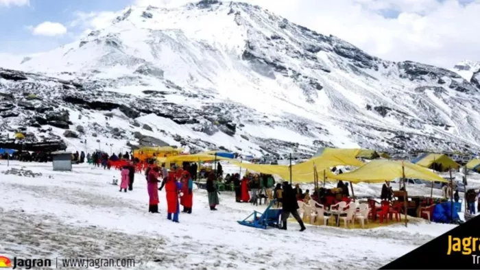 पर्यटन नगरी मनाली का मालरोड पर्यटकों के लिए स्नो प्वाइंट बना l जागरण फोटो