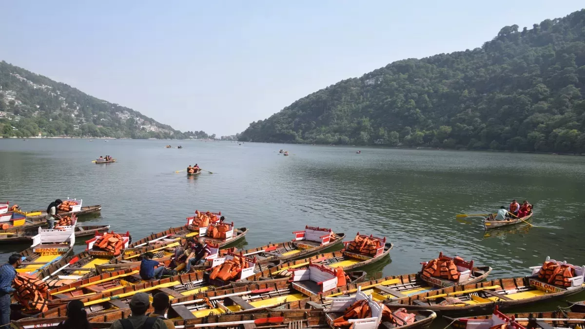 Nainital: अब नैनी झील की सैर के लिए पर्यटकों को जेब करनी होगी ढीली, दोगुना हुआ बोटिंग का किराया
