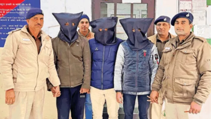 कार चोरी में कांस्टेबल सहित चार गिरफ्तार, फर्जी नंबर लगाकर करते थे इस्तेमाल