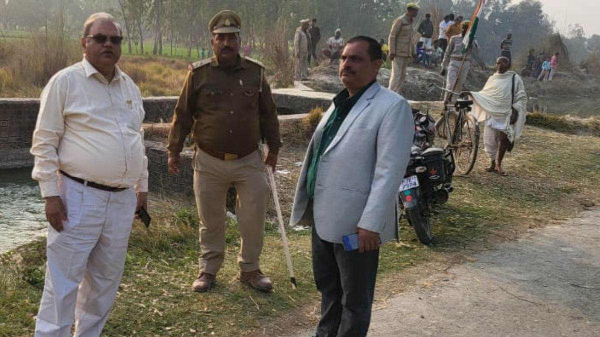 dolphin safe after flowing in the canal rescue team reached from lucknow people started gathering