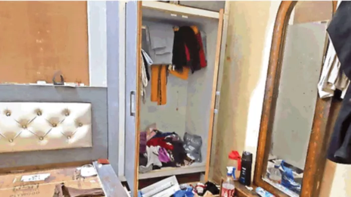 चोरी की वारदात के बाद खुली पड़ी अलमारी व कमरे में बिखरा पड़ा सामान।
