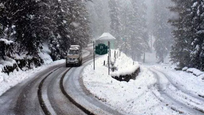 कश्मीर के कुछ हिस्सों में हुई हल्की बर्फबारी।