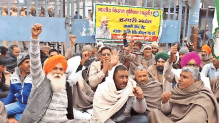 किसानों ने गेट पर जड़ा ताला, गन्ना खत्म होने पर मिल बंद
