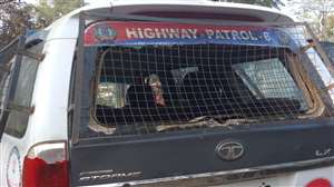 पाकुड़िया में बदमाशों के हमले से क्षतिग्रस्त गश्ती वाहन