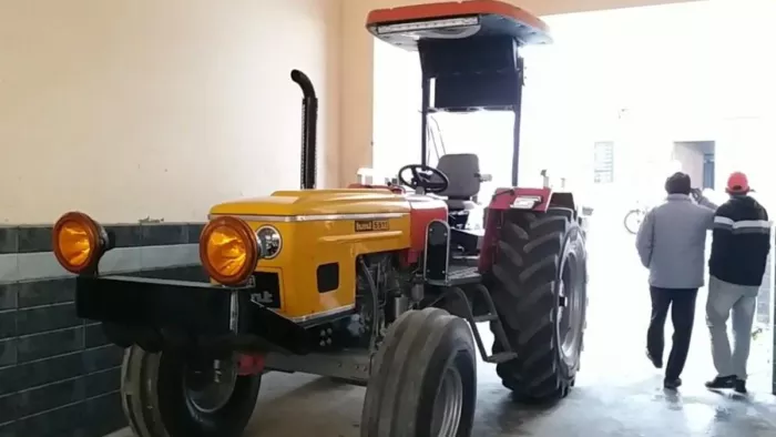 सिद्धू मूसेवाला के फैन ने सिद्धू का 5911 ट्रैक्टर उनके पिता को किया गिफ्ट