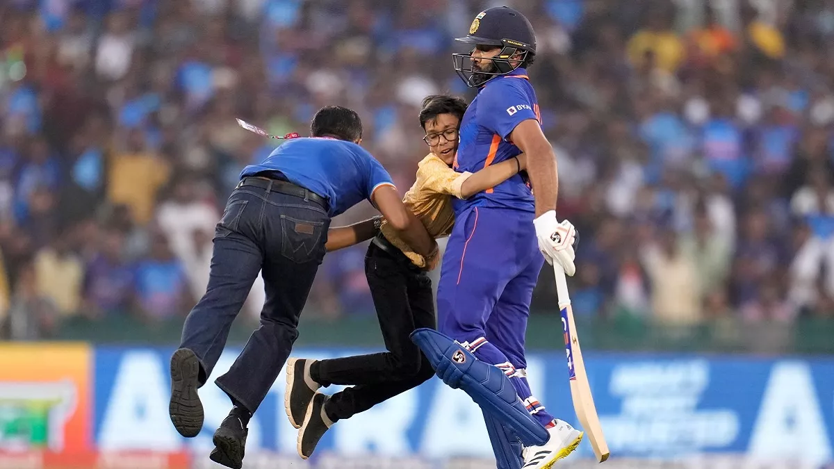 रोहित शर्मा से मिलने के लिए बीच मैदान दौड़कर आया नन्‍हा फैन, भारतीय कप्‍तान के रिएक्‍शन ने जीता दिल - rohit sharma young fan meets him in the ground in 2nd odi