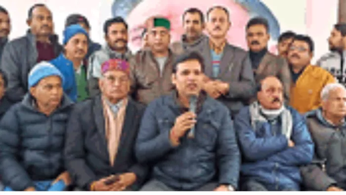 नगरोटा बगवां में पत्रकारों के साथ बातचीत करते हुए आरएस बाली l