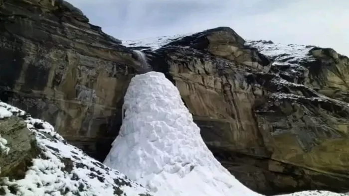 हर वर्ष अक्टूबर माह से बनना शुरू हो जाता है शिवलिंग