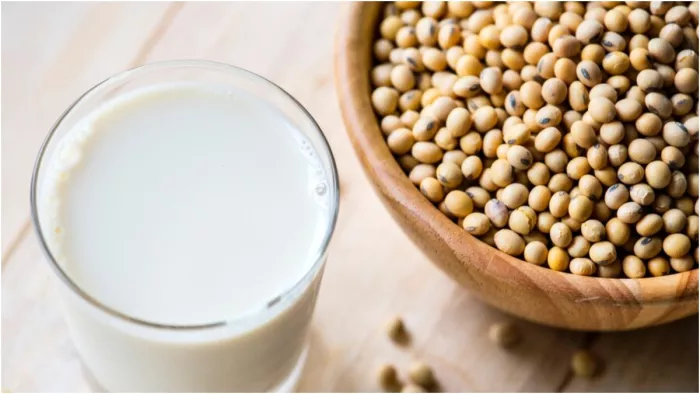 Soy Milk Benefits: लैक्टोज-इंटॉलरेंट लोगों के लिए सोया मिल्क है सबसे अच्छा ऑप्शन, जानें इसके फायदे