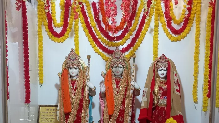 65 किलो फूलों से सजा हनुमान मंदिर, एक क्विंटल लड्डुओं का लगेगा भोग