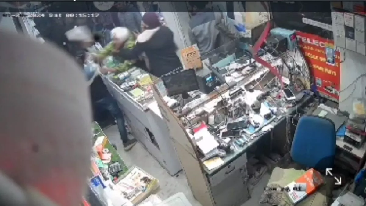 Ghaziabad Crime: मोबाइल तोड़ने का आरोप लगा दुकानदार को बेरहमी से पीटा, कड़े से सिर फोड़ा