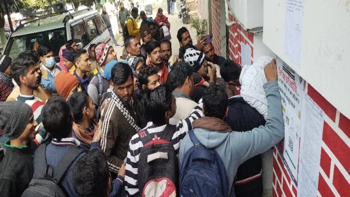 स्वच्छता साथी के साक्षात्कार के लिए लिस्ट में अपना नाम देखते अभ्यर्थी। जागरण