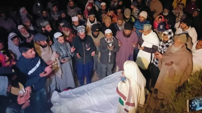 मोहम्मद असलम की बेटी यासमीन कौर का शव बडाल गांव में पहुंचने पर जनाजा पढ़ते लोग (फोटो- जागरण)