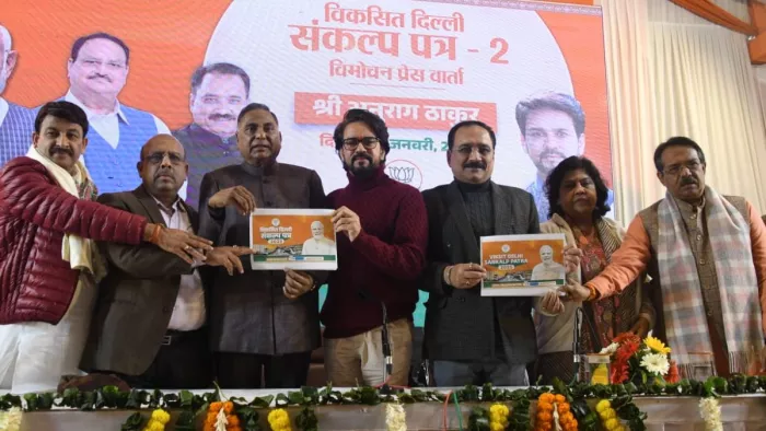 संकल्प पत्र का पार्ट-2 जारी करते भाजपा सांसद अनुराग ठाकुर साथ में भाजपा प्रदेश अध्यक्ष वीरेंद्र सचदेवा व अन्य।