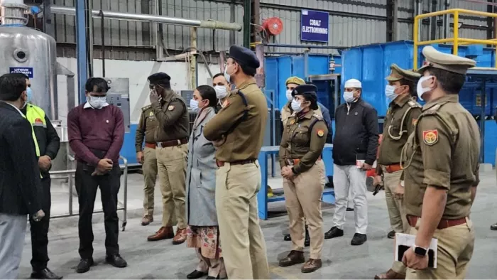 सिकंदराबाद औद्योगिक क्षेत्र स्थित फैक्ट्री में घटना की जानकारी करते डीएम व एसएसपी। सौजन्य से सूचना विभाग।