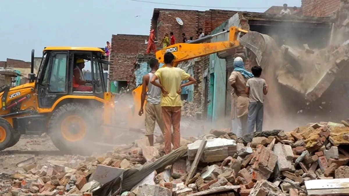 Chhapra News: छपरा में इस जगह चला बुलडोजर,  3 घंटे तक खड़े रहे अधिकारी; देखते रह गए लोग
