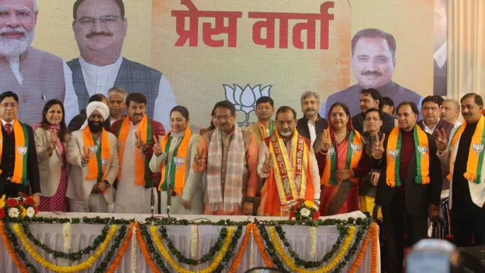 delhi chunav 2025: घोंडा सीट पर AAP को तगड़ा झटका।