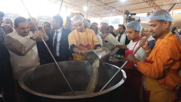 गौतम अदाणी ने इस्कॉन के शिविर में बनाई सब्जी - जागरण