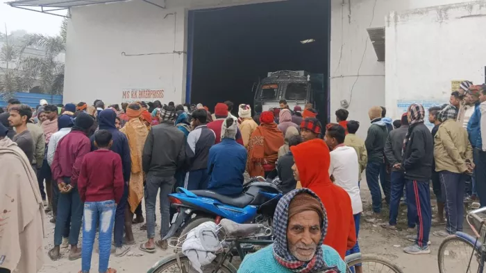 घटनास्थल पर जुटी लोगों की भीड़। (फोटो जागरण)