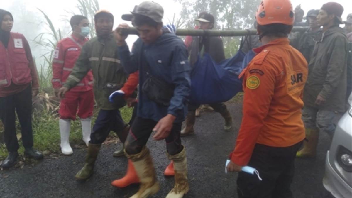 https://www.jagranimages.com/images/newimg/21012025/21_01_2025-indonesia_flash_flood_23870528.jpg