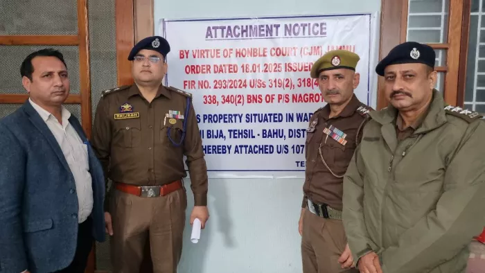आरोपित हरप्रीत सिंह के मकान को कुर्क करने पहुंची पुलिस (सौजन्य- पुलिस)