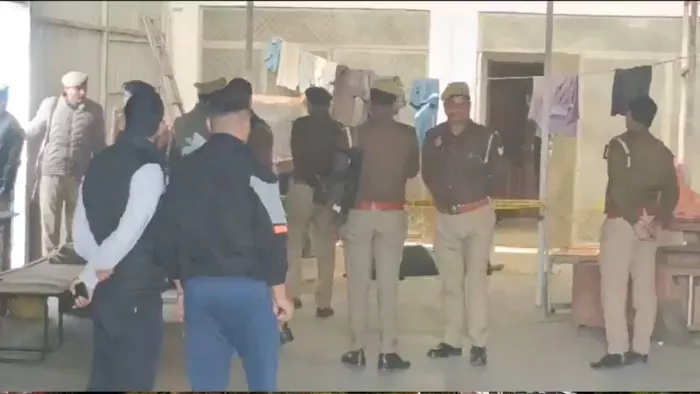 हत्या की सूचना पर मौके पर पहुंचे पुलिस अधिकारी।- वीडियो ग्रैब