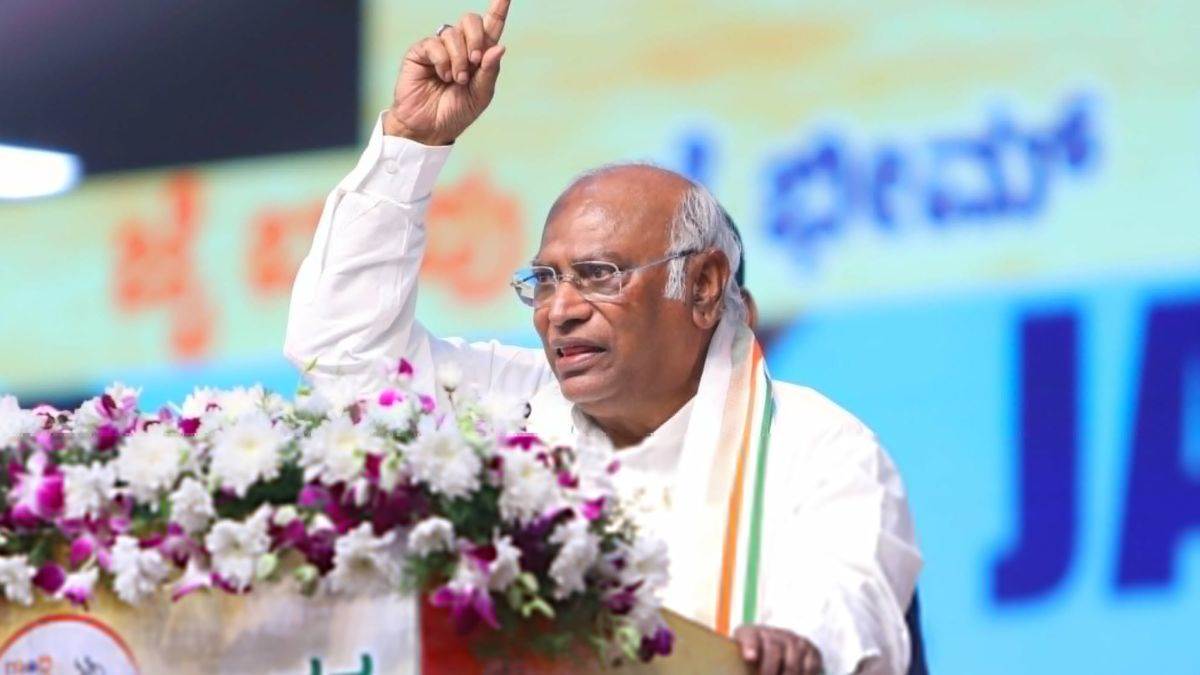 https://www.jagranimages.com/images/newimg/21012025/21_01_2025-mallikarjun_kharge_priyanka_gandhi_23870796.jpg