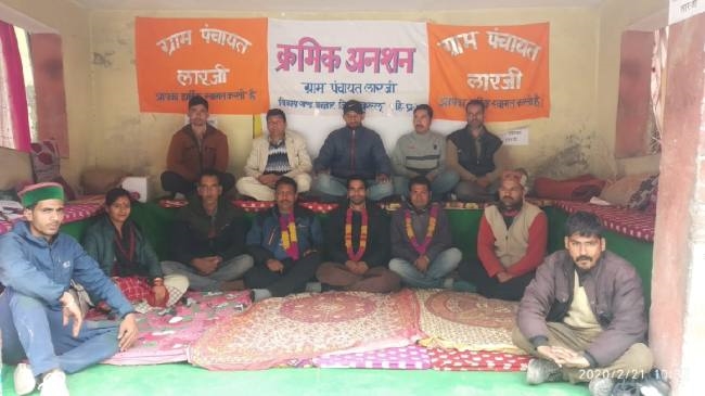 अनशन पर बैठे ग्रामीणों की कोई सुध नहीं ले रहा