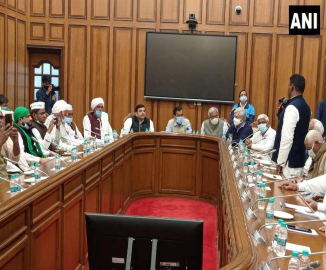 किसानों के साथ मीटिंग करते मुख्यमंत्री केजरीवाल