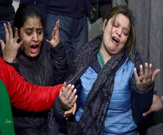 दोनों बार कश्मीर में धार्मिक अल्पसंख्यकों को निशाना बनाया गया। दोनों ही परिवार दशकों से कश्मीर में रोजगार चला रहे।